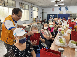 0918福德獅子會中秋關懷獨居長輩送愛心到獨居長輩家中